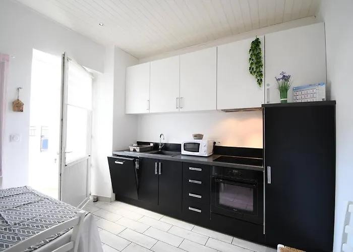 Petite Maison De Pecheur Et Velos